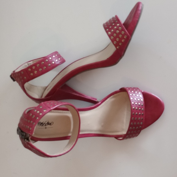 MOSSIMO RED STUDDED SANDALS Sz 8 - Picture 1 of 7